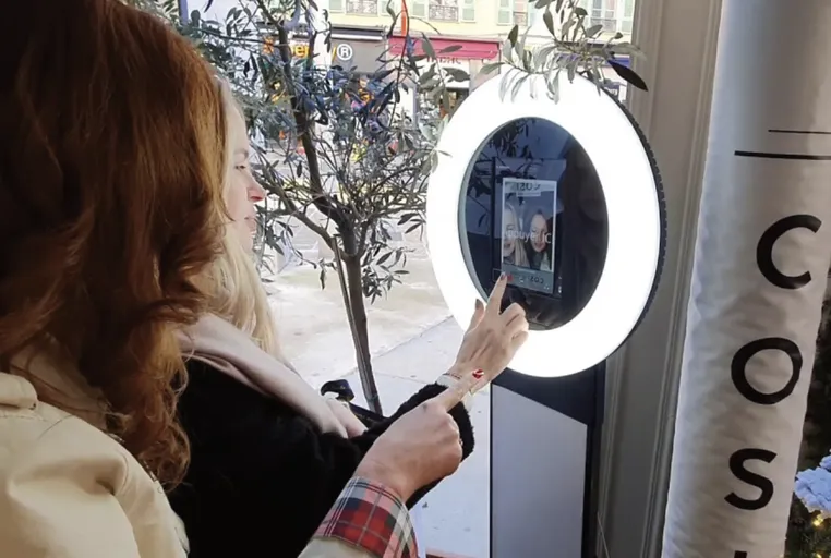 Deux femmes utilisant une borne Photobooth Catchingbox