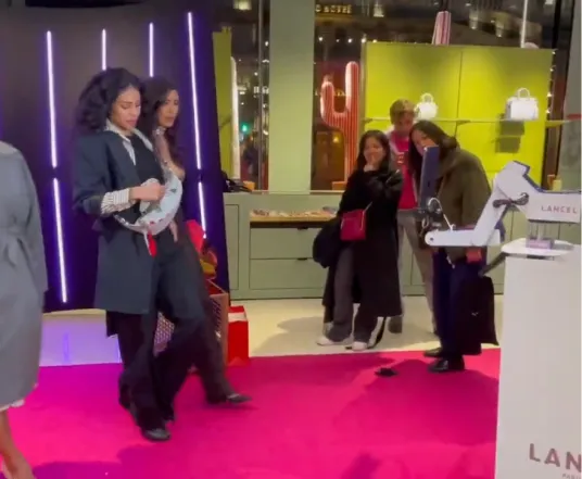 3 femmes posant devant un Glambot Catchingbox lors d'un événement Lancel