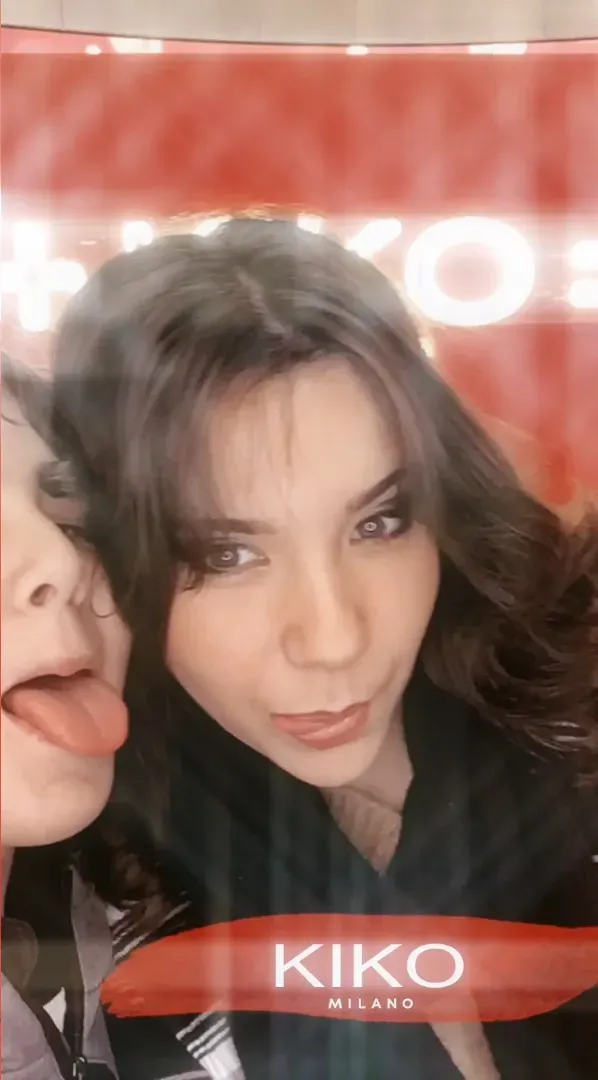 Deux amies s'amusant devant le photobooth Catchingbox à l'événement Kiko Milano