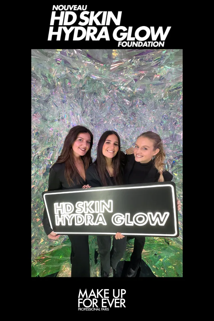 Invitées prenant des photos avec le photobooth Catchingbox pour le lancement du fond de teint HD Skin Hydra Glow de Make Up For Ever