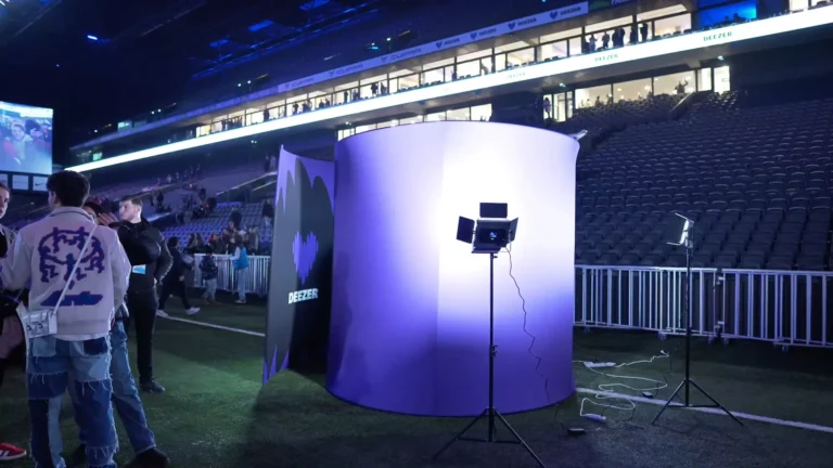 Photobooth 360 de Catchingbox installé à l'événement Racing 92 pour Deezer à Paris La Défense Arena.